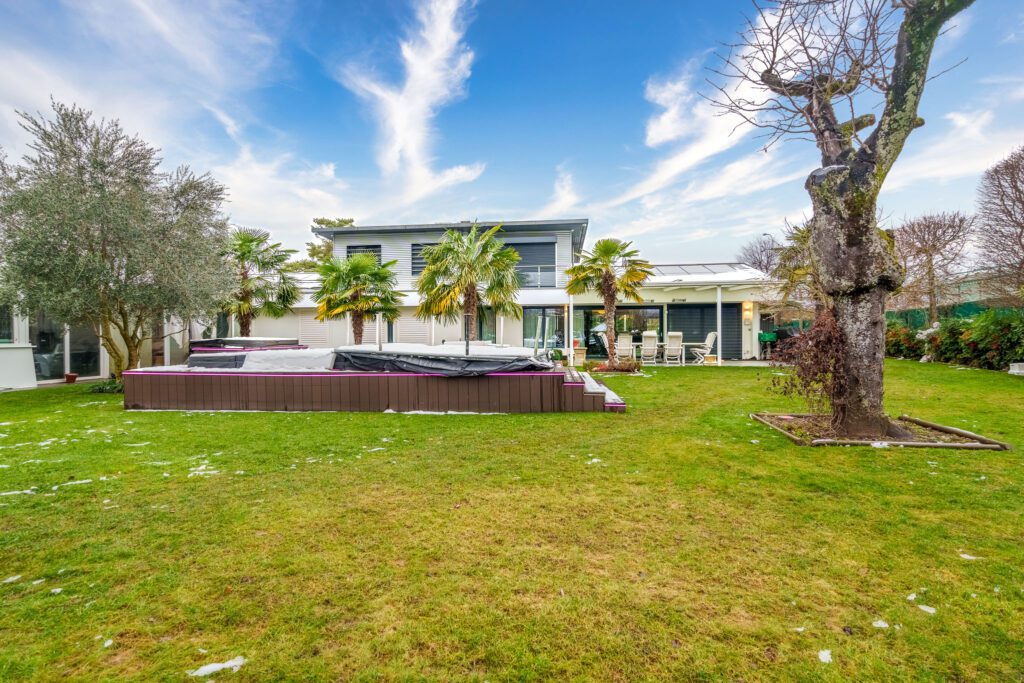 Belle villa moderne avec piscine