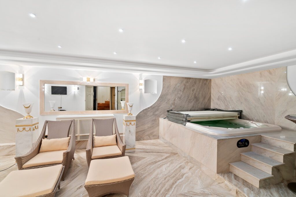 Propriété d’exception avec piscine et vue lac