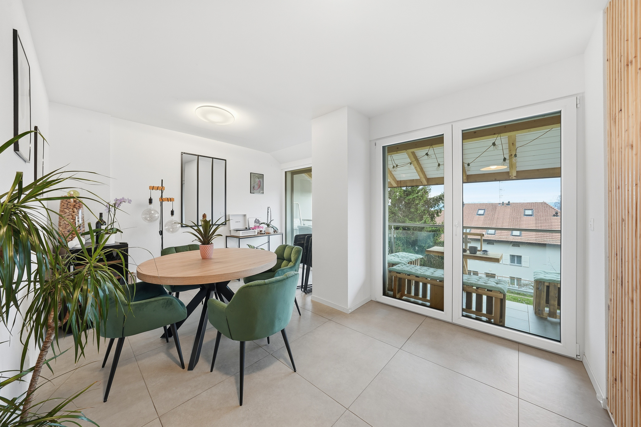 SALLEAMANGERVUEFENETRELEVAUD-CAYDEN