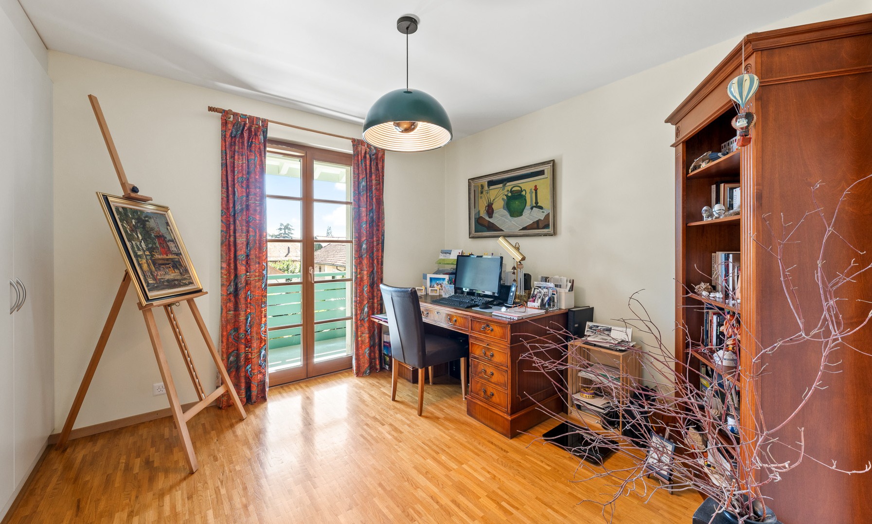 cayden-russin-satigny-bureau